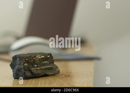 Turmalin Stein in einem Büro zum Schutz gegen elektromagnetische Feld ( EMF ). Stockfoto