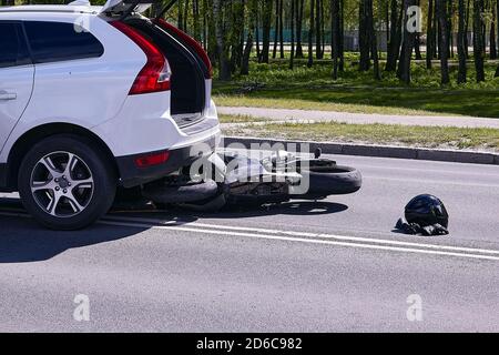 15. Mai 2020, Riga, Lettland, beschädigt Auto und Motorrad auf der Straße der Stadt am Ort eines Unfalls wegen Nichtbeachtung der Entfernung Stockfoto