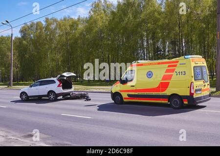 15. Mai 2020, Riga, Lettland, beschädigt Auto und Motorrad auf der Straße der Stadt am Ort eines Unfalls wegen Nichtbeachtung der Entfernung Stockfoto