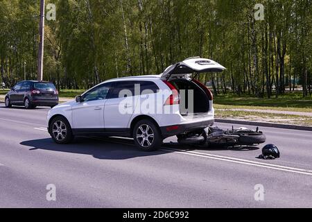 15. Mai 2020, Riga, Lettland, beschädigt Auto und Motorrad auf der Straße der Stadt am Ort eines Unfalls wegen Nichtbeachtung der Entfernung Stockfoto