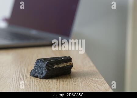 Turmalin Stein in einem Büro zum Schutz gegen elektromagnetische Feld ( EMF ). Stockfoto