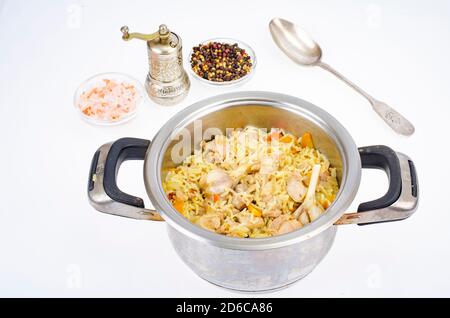 Pilaf mit Reis und Fleisch in Kochtopf. Studio Foto Stockfoto