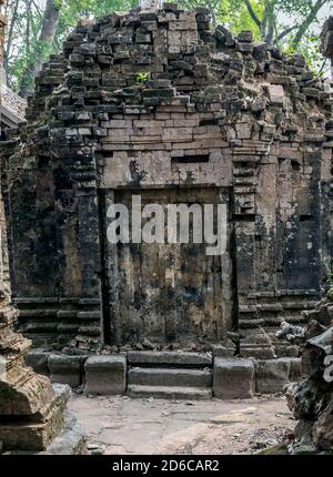 Prasat Krahom, das zweitgrößte Bauwerk auf Koh Ker. Archäologische Landschaft von Koh Ker an der Angkor Wat-Stätte im Nordwesten Kambodschas Stockfoto