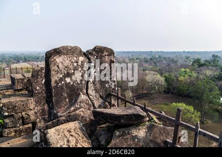 Prasat Thom Koh Ker Tempel Sieben Stufen alte Pyramide Verlorene Stadt im Dschungel. Angkor Wat, Provinz Preah Vihear Kambodscha. Archäologische Landschaft von K Stockfoto