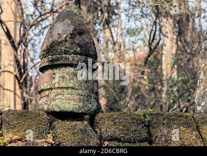 Prasat Krahom, das zweitgrößte Bauwerk auf Koh Ker. Archäologische Landschaft von Koh Ker an der Angkor Wat-Stätte im Nordwesten Kambodschas Stockfoto