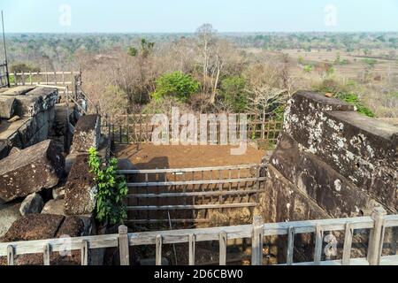 Draufsicht Wald Dschungel Bäume und Ruinen Angkor Wat Prasat Thom Koh Ker Tempel Sieben Stufen alte Pyramide Lost City Province Preah Vihear Kambodscha. Ar Stockfoto