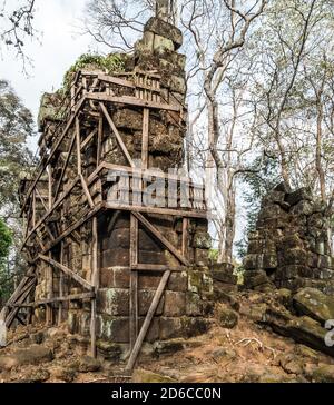 Prasat Krahom, das zweitgrößte Bauwerk auf Koh Ker. Archäologische Landschaft von Koh Ker an der Angkor Wat-Stätte im Nordwesten Kambodschas Stockfoto