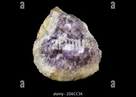 Amethyst Edelstein. Amethyst-Exemplar isoliert auf schwarzem Hintergrund Stockfoto