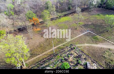 Prasat Thom Koh Ker Tempel Sieben Stufen alten Pyramiden Provinz Preah Vihear Kambodscha. Archäologische Draufsicht Landschaft Dirt Road Waldweg Verloren C Stockfoto