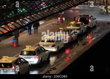 Berlin, Deutschland. Oktober 2020. Am Flughafen Tegel warten Taxis auf die Passagiere. Am 31. Oktober soll der neue Hauptstadtflughafen BER in Schönefeld in Betrieb gehen. Acht Tage später startet das letzte Passagierflugzeug vor Schließung des Flughafens in Tegel. Quelle: Paul Zinken/dpa-Zentralbild/dpa/Alamy Live News Stockfoto