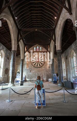 Winchester Great Hall, Ansicht des historischen runden Tisches, der mit der Legende des Artus verbunden ist, in der Great Hall in Winchester, Hampshire, England, Großbritannien Stockfoto