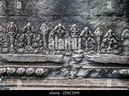 Banteay Srei Srey Sanctuary Tempel Zitadelle der Frauen der Schönheit Komplexität der Basrelief Schnitzereien Wände Gebäude. Viele Nischen in den Tempelmauern Co Stockfoto