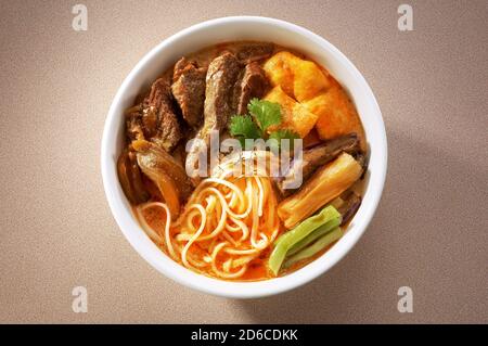 Asiatische Currynudeln mit Hammelfleisch und Gemüse Stockfoto