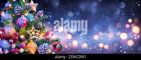 Weihnachtsbaum - Ornamente hängen an Kiefer Baum mit defocused Lichter In Der Glänzenden Nacht Stockfoto