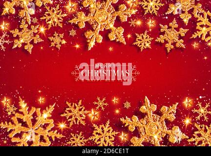 Abstract Golden Snowflake auf glänzend roten Hintergrund - enthalten 3d Rendering Stockfoto