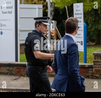 Brentwood Essex 16. Oktober 2020 Chefkonstabe von Essex Ben-Julian Harrington und Brentwood und Ongar MP Alex Burghart, Private Parlamentarische Sekretär Boris Johnson, Unternehmen Sie eine Walkabout in Brentwood High Street nach der Erteilung eines Antrags von Essex County Council, dass die Grafschaft sollte auf Stufe zwei der Sperrbeschränkungen bewegen Kredit: Ian Davidson/Alamy Live News Stockfoto