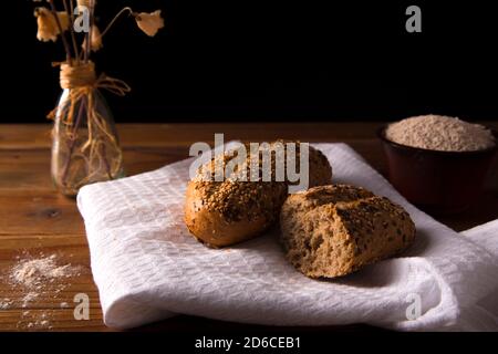 Mehrkornbrot mit Samen auf braunem Holztisch Stockfoto