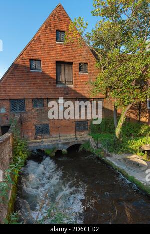 Winchester City Mill, Blick auf Winchester City Mill; eine Wassermühle befindet sich seit 1000 Jahren auf diesem Fluss Itchen Standort, Hampshire, England, Großbritannien Stockfoto