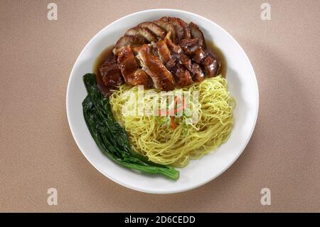 Asiatische Nudeln mit gebratener Ente und klebrigem Schweinefleisch Rippen Stockfoto