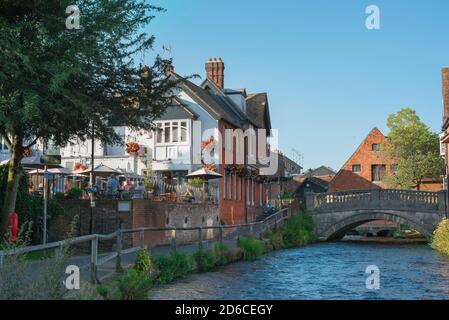 Winchester River, Blick im Sommer auf den Bishop on the Bridge Pub am Fluss Itchen im Zentrum von Winchester, Hampshire, England, Großbritannien Stockfoto