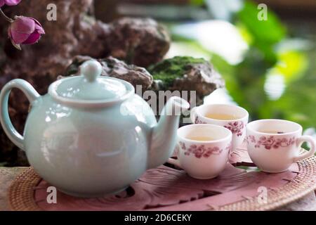 Chinesische Teekanne und Teetassen auf dem Tisch Stockfoto