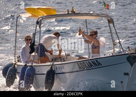 PONZA, ITALIEN - 22. September 2020: Ponza, Italien, 22. September 2020, drei junge Jungs haben Spaß bei einer Bootsfahrt Stockfoto
