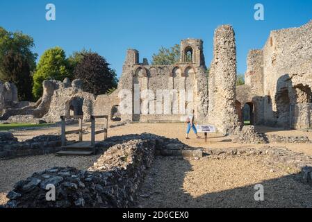 Wolvesey Castle Winchester, Blick im Sommer auf die Ruinen von Wolvesey Castle, auch bekannt als der Old Bishop's Palace, in Winchester, Hampshire, England Stockfoto