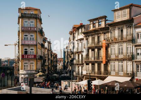 Porto, Portugal - 27. September 2018: Traditionelles portugiesisches Haus mit Fenstern und verzierten Metall-Balkongeländern. Alte Gebäudewand mit verglasten Cera Stockfoto