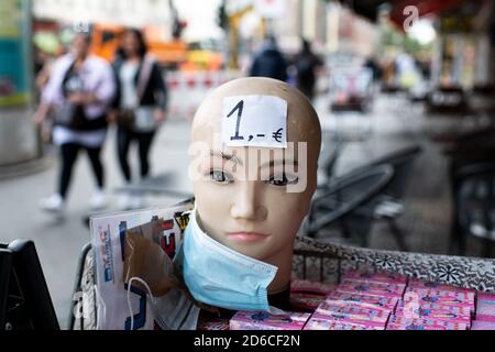 Berlin, Deutschland. Oktober 2020. Einwegmasken gibt es in einem Laden in Neukölln für einen Euro. Der Berliner Bezirk Neukölln steht seit mehreren Tagen an der Spitze der Liste der deutschen Bezirke und Landkreise mit dem höchsten Inzidenzwert. Quelle: Bernd von Jutrczenka/dpa/Alamy Live News Stockfoto
