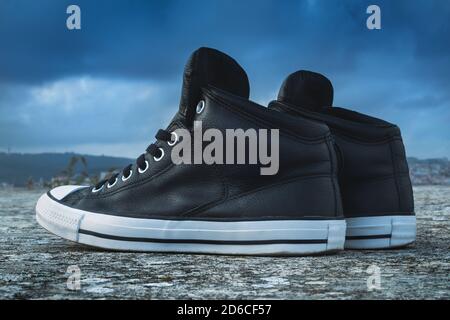 Nahaufnahme des klassischen Stils in schwarz-weißem Leder Sneaker Stockfoto
