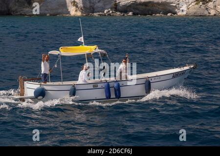 PONZA, ITALIEN - 22. September 2020: Ponza, Italien, 22. September 2020, drei Freunde auf einer Bootsfahrt Stockfoto