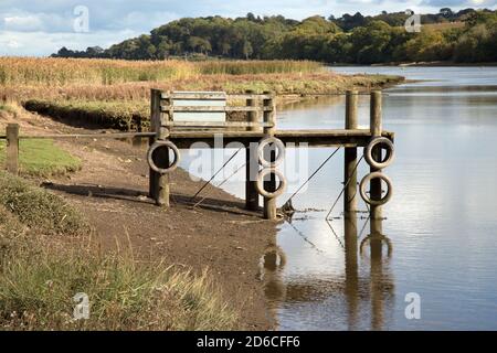 Hölzerne Landungsbrücke oder Anlegestelle bei Hackney Marsh am Fluss Teign Devon. Dieser Steg liegt in der Nähe des Passage House Inn und des lokalen Naturreservats. Stockfoto