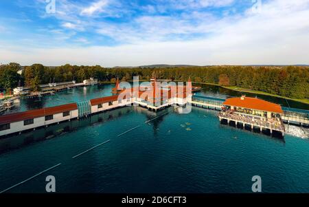 See Heviz natürliches warmes Wasser Thermalbad in Ungarn. Einzigartige natürliche Thermalwasser See. Es gibt in der Nähe von Plattensee und Keszthely Stadt. Stockfoto