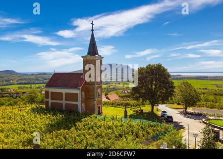 Lengyel cahpel in Ungarn neben Hegymagas Stadt in der Nähe des Plattensees. Der ungarische Name ist Lengyel kápolna. Dieser Ort gibt es auf Badacson Weinregion Stockfoto