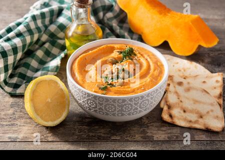 Kürbishummus und Zutaten auf Holztisch Stockfoto