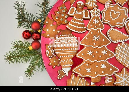 Weihnachts-Lebkuchen auf dem Teller mit Fichtenzweig Dekoration und Glaskugeln. Stockfoto