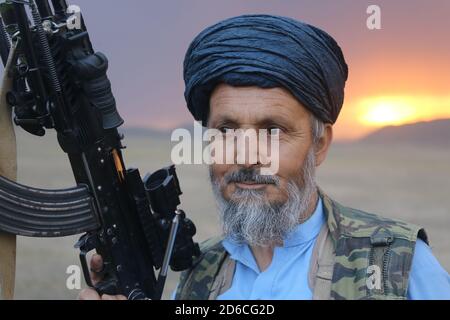 Das Bild stammt von den Taliban, die den Taliban-Kämpfer zeigen.Er hält eine Waffe. 13. Mai 2020, Mohammad Agha, Provinz Logar, Afghanistan. Stockfoto