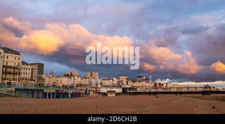 Menschen am Brighton Strand und am Meer bei Sonnenuntergang Dämmerung Sussex England GB Stockfoto