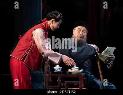 (201016) -- PEKING, 16. Oktober 2020 (Xinhua) -- Schauspieler Lan Tianye, 93, nimmt an der Probe des Dramas "Familie" in Peking, Hauptstadt von China, am 14. Oktober 2020 Teil. Anlässlich des 110. Jahrestages der Geburt des berühmten Dramatikers Cao Yu (1910-1996) stellt das Pekinger Volkstheater vom 15. Bis 25. Oktober eines seiner klassischen Werke "Familie" neu auf. (Foto von Shi Chunyang/Xinhua) Stockfoto