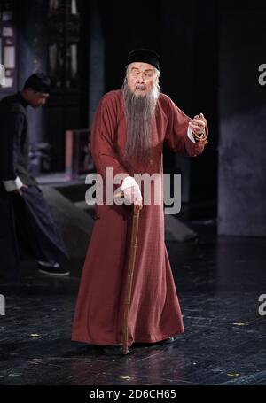 (201016) -- PEKING, 16. Oktober 2020 (Xinhua) -- der Schauspieler Lan Tianye, 93, spielt im Drama "Familie" in Peking, der Hauptstadt Chinas, am 15. Oktober 2020. Anlässlich des 110. Jahrestages der Geburt des berühmten Dramatikers Cao Yu (1910-1996) stellt das Pekinger Volkstheater vom 15. Bis 25. Oktober eines seiner klassischen Werke "Familie" neu auf. (Foto von Shi Chunyang/Xinhua) Stockfoto