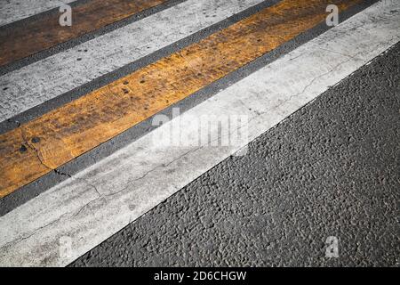 Fußgängerüberweg, gelbe weiße Streifen, Straßenmarkierung Zebra, städtischen Transport Hintergrundbild Foto Stockfoto