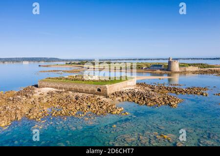 Frankreich, Manche, Cotentin, Val de Saire, Saint Vaast la Hougue, Insel Tatihou mit der Tour Vauban als Weltkulturerbe der UNESCO und das Fort de Stockfoto