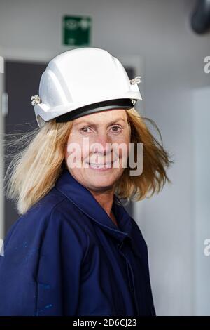 Frau trägt Helm Stockfoto