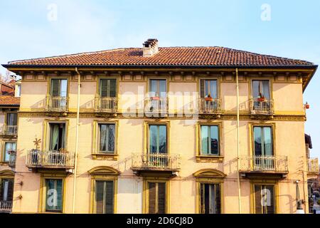 Dreistöckiges Wohnhaus in Italien Stockfoto