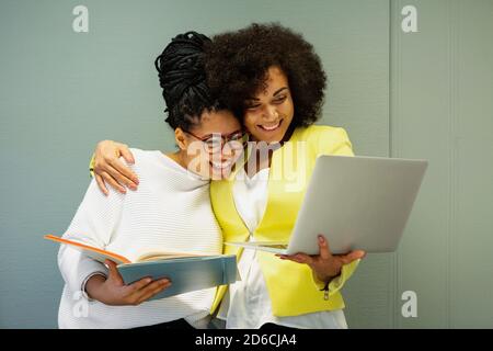 Glückliche Mitarbeiter zusammen Stockfoto