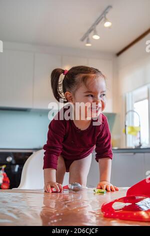 Glückliches Mädchen am Tisch Stockfoto