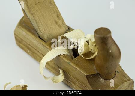 Detail der traditionellen hölzernen Jack-plane mit Holz Sägemehl isoliert auf weißem Hintergrund. Alte Hand Jack Flugzeug und Holzspäne. Stockfoto