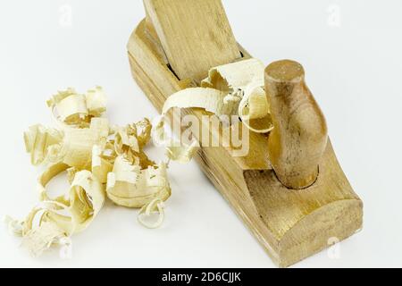 Detail der traditionellen hölzernen Jack-plane mit Holz Sägemehl isoliert auf weißem Hintergrund. Alte Hand Jack Flugzeug und Holzspäne. Stockfoto