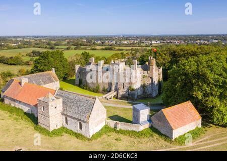 Frankreich, Manche, Cotentin, Pirou, Chateau de Pirou, befestigte Burg aus dem 12. Jahrhundert (Luftaufnahme) // Frankreich, Manche (50), Cotentin, Pirou, château Stockfoto