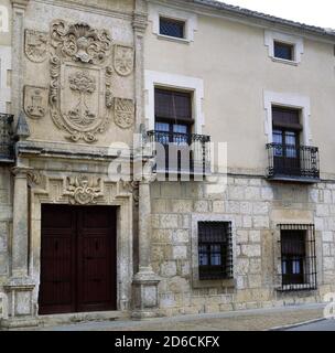 Spanien, Kastilien-La Mancha, Provinz Albacete, La Roda. Palast des Arztes von La Encina. Der Bau wurde von Don Fernando de la Encina (1650-1740), Kanon der Kathedrale von Cuenca, in Auftrag gegeben. Die Fassade hat barocke Elemente aus dem Ende des 17. Jahrhunderts. Es ist auf zwei Etagen strukturiert, das Erdgeschoss besteht aus Steinascharen, der erste Stock hat nur Ascharen an den Ecken und Balkonen. Zwei Säulen flankieren die Haupttür und tragen eine geformte Entablatur, auf der sich ein großes, edles Wappen der 'de la Encina'-Linie befindet, umgeben von vier kleineren Wappen, die die Familiennamen der Großeltern tragen Stockfoto